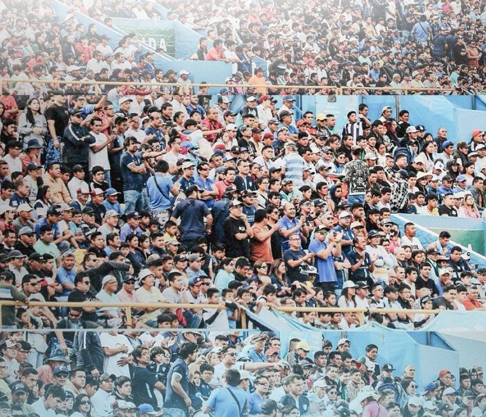 Hinchada de Maristas en el estadio